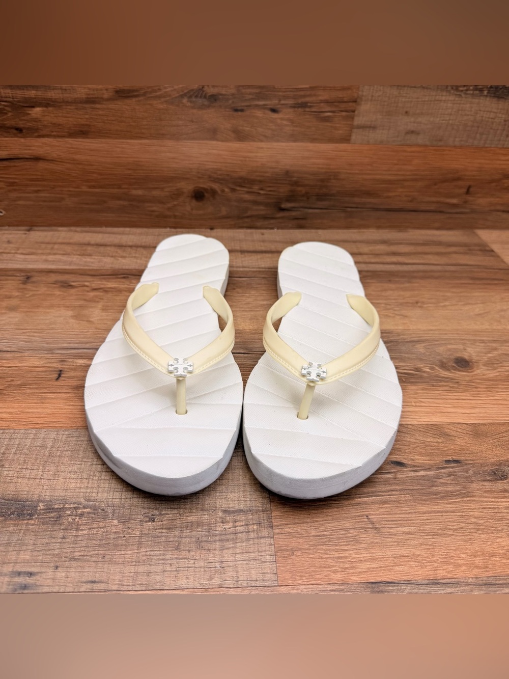 Tory Burch size 9 White and Cream Simple Flip Flop Sandals - Picture 3 of 7